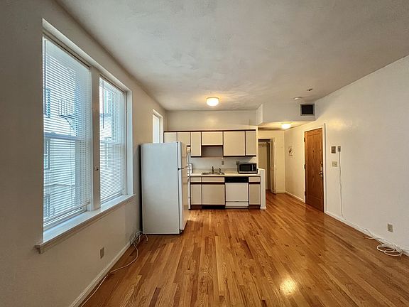 5th image of 1427 Commonwealth Ave APT 204