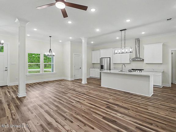 5th image of 14955 Longwood Ln