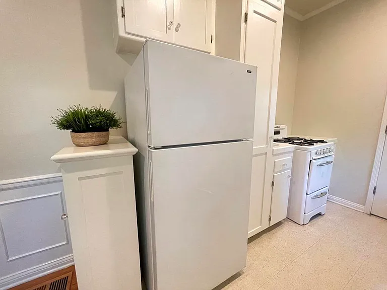 2285 N Beachwood Dr #5 — Photo 23