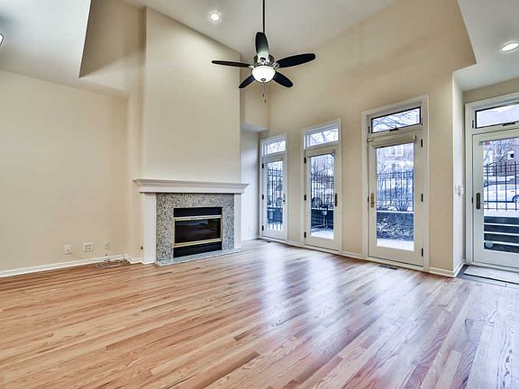 2nd image of 2039 N Lincoln Ave Unit U