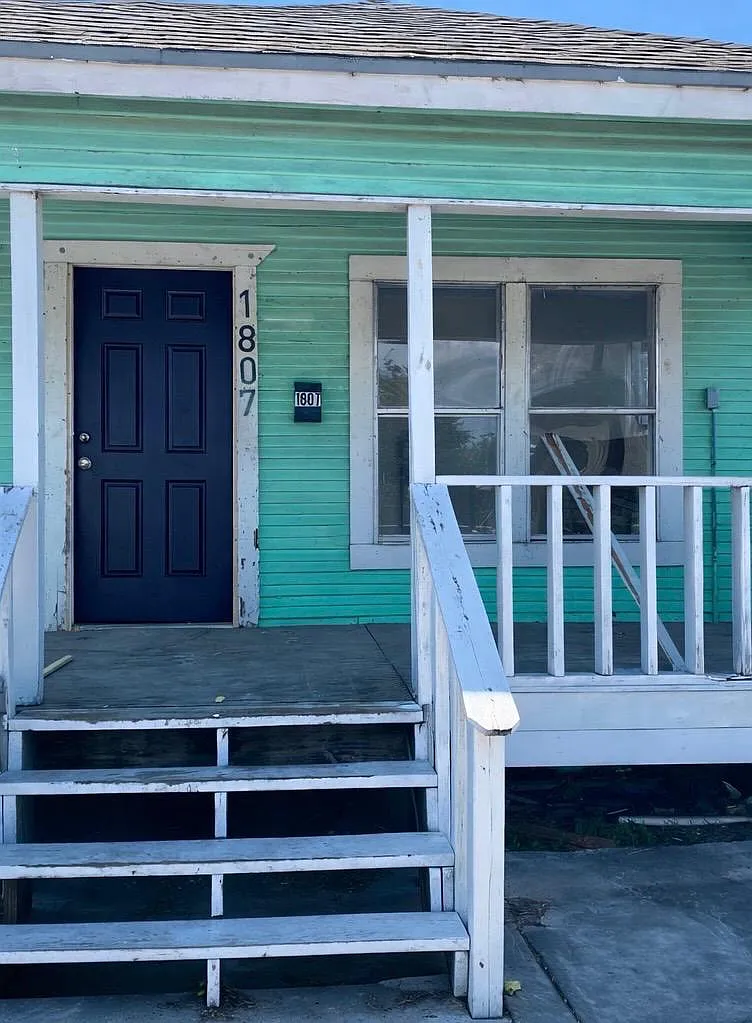1805 Comanche St — Photo 2