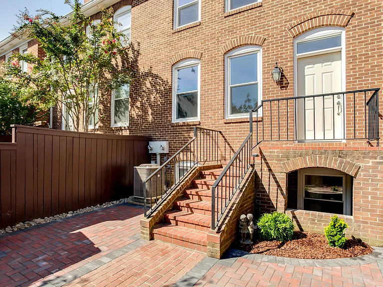 1045 N Stafford St — Photo 2