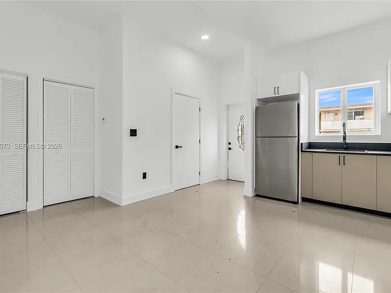 1011 SW 7th St #2 — Photo 8