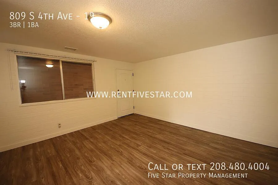 3 Bedroom Apartment 1 Block From ISU Campus! — Photo 3
