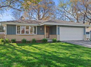 460 Hill N Dale Cir, Hartland, WI 53029