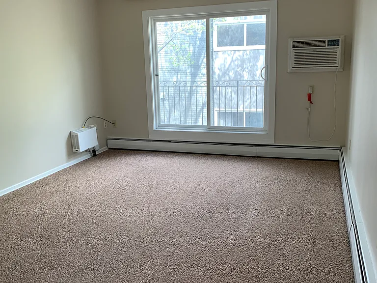 310 Clarence Ave S — Photo 6