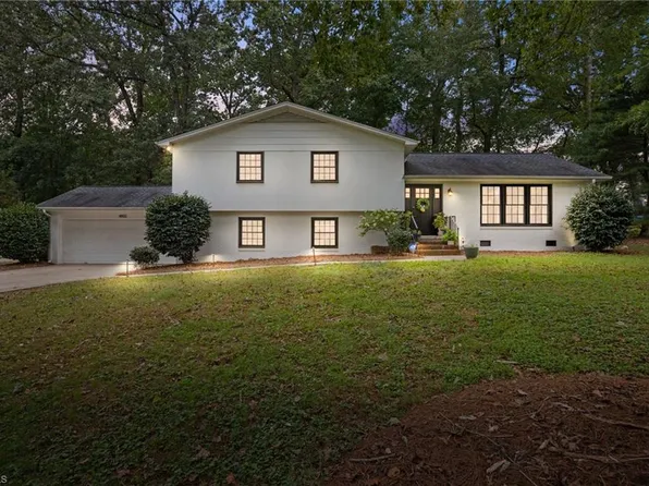4902 Forest Oaks Dr, Greensboro, NC 27406