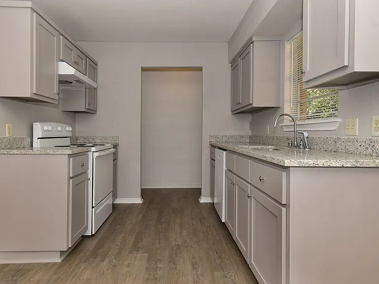 4008 Templeton St — Photo 11