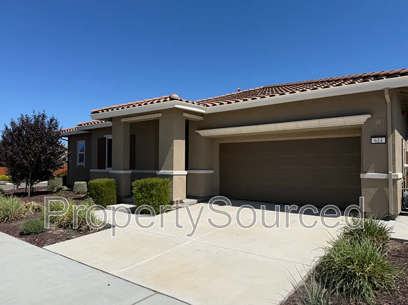 4 bed, 3.0 bath, 2918 sqft, $3,150 — Photo 3