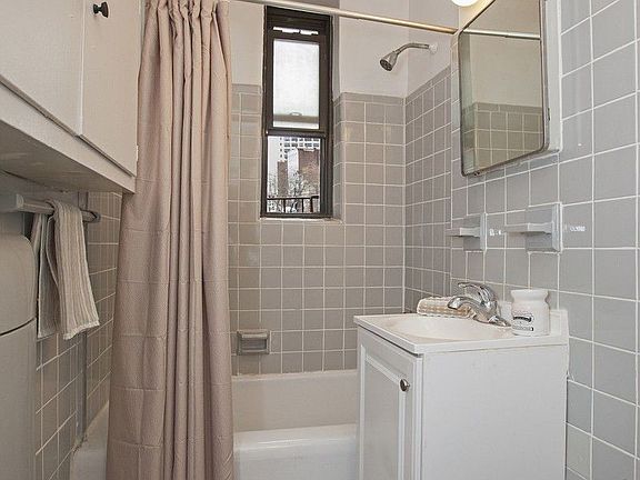 5th image of 242 E 38th St APT 4A