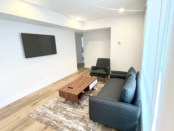 3rd image of 1543 1/2 W 37th Pl #103