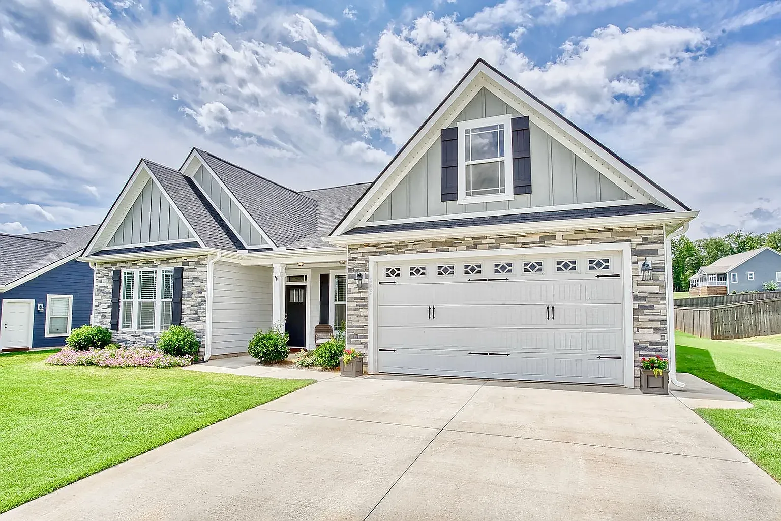 3 bed, 2.5 bath, 2100 sqft, $2,899 — Photo 2