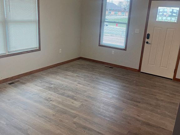 3rd image of 510 Oakleaf Ct