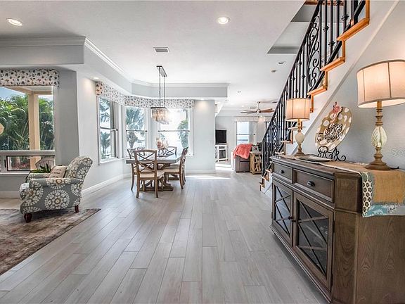 4th image of 960 Weedon Dr NE
