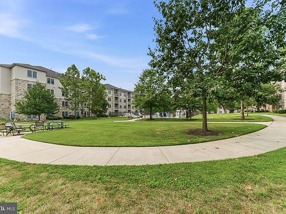 2nd image of 2000 Fountainview Cir #2408