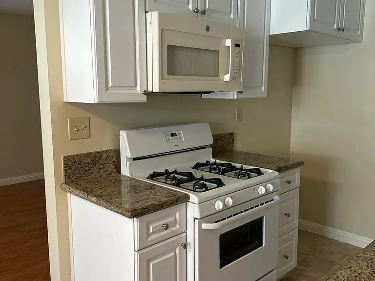 211 N Isabel St #5 — Photo 4