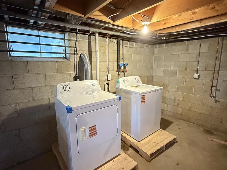 21 Berg Ave — Photo 8