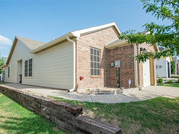 2nd image of 835 Villagepoint Ln
