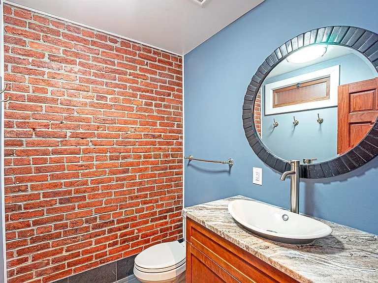 325 D St SE — Photo 34
