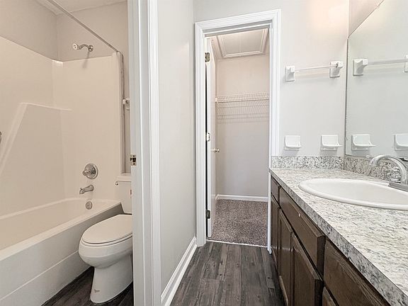 5th image of 2917 Woodrich Dr APT D