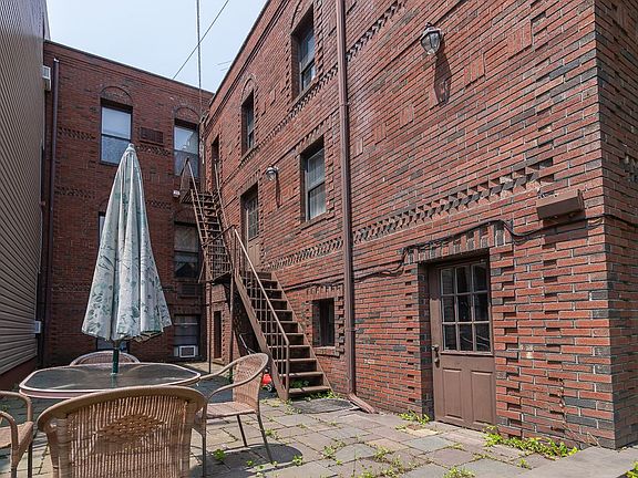 4th image of 584 Leonard St