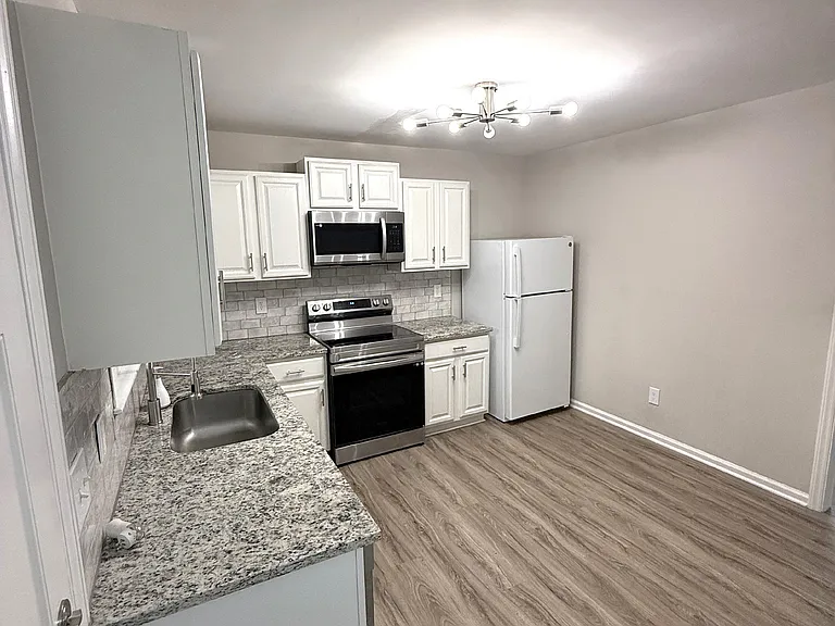 630 N Taylor St #32 — Photo 2