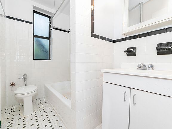 4th image of 133 Seaman Ave APT 3D