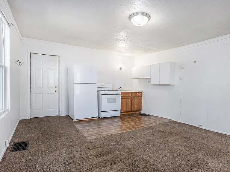 102 E Paw St #4 — Photo 4