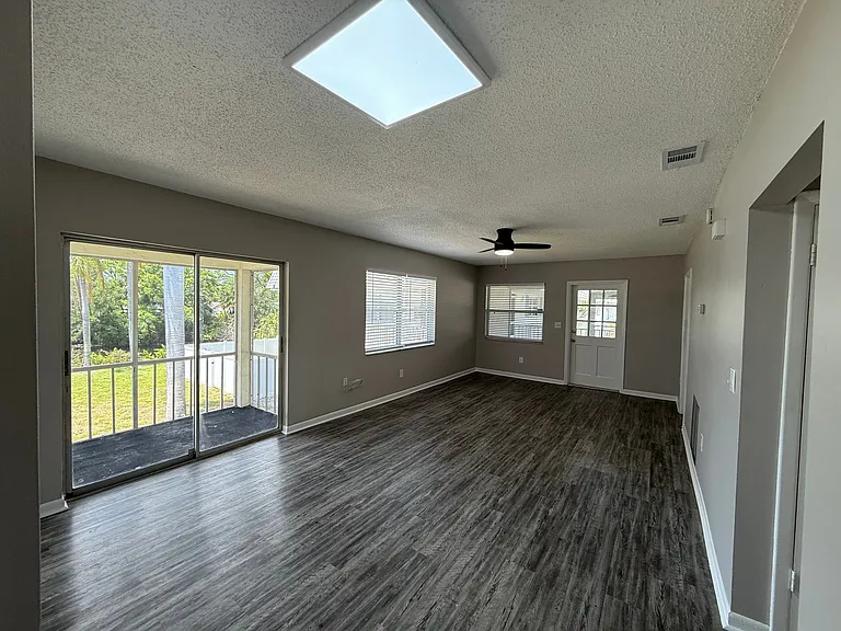 3305 Camelot Dr — Photo 7