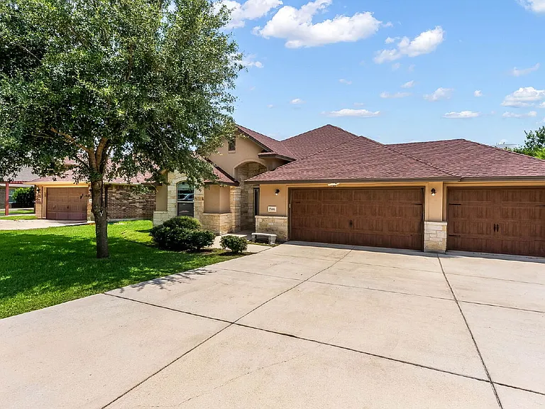 15606 Fox Ln — Photo 2