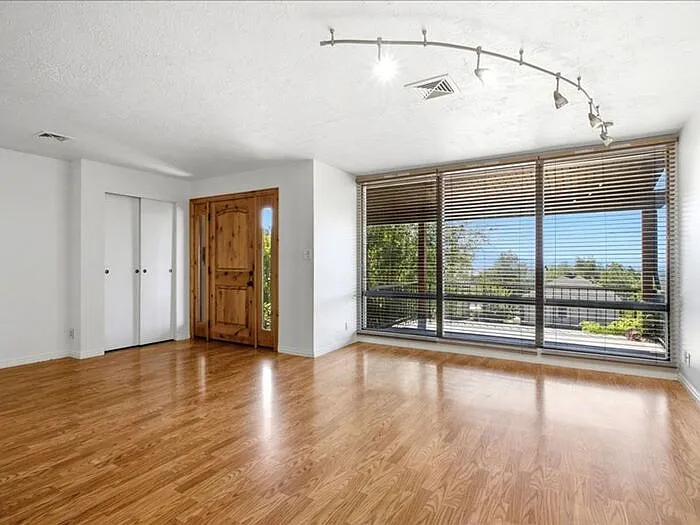 3 bed, 1.0 bath, 1453 sqft, $2,295 — Photo 4