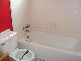 493-858152bathroom-21341246