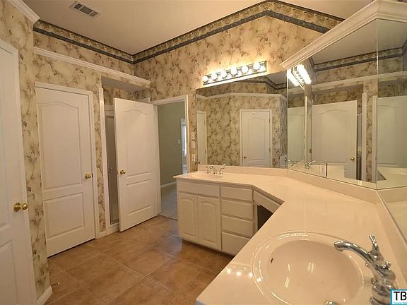 5th image of 11105 Weatherford Dr
