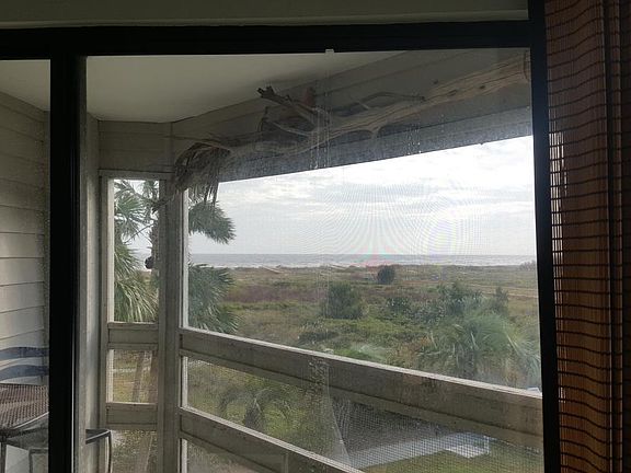 screened porch/balcony