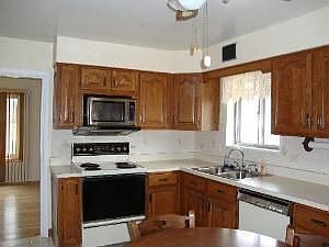 4th image of 827 S Myrtle Ave