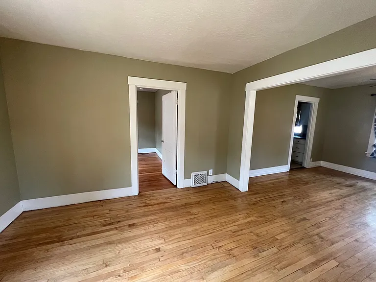 216 Alderson Ave — Photo 5