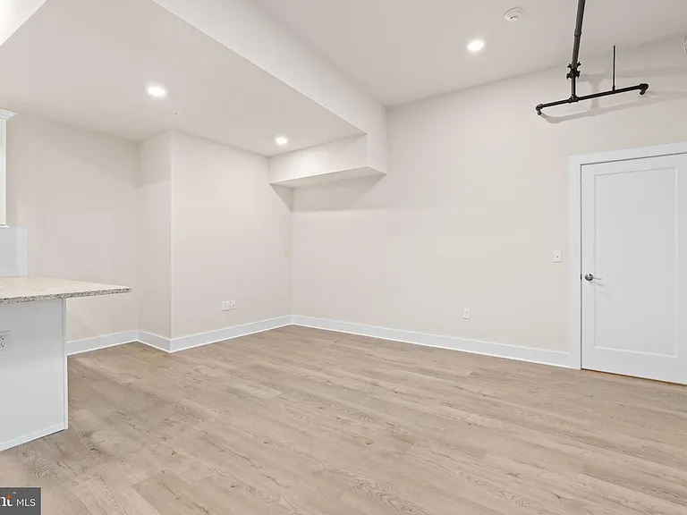 30 W Broad St #5 — Photo 24