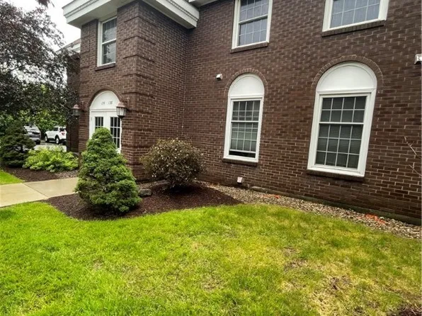 138 Charter Oaks Dr #B, Amherst, NY 14228