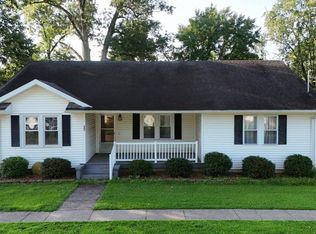 302 Mulberry St, Cisne, IL 62823