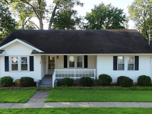 302 Mulberry St, Cisne, IL 62823