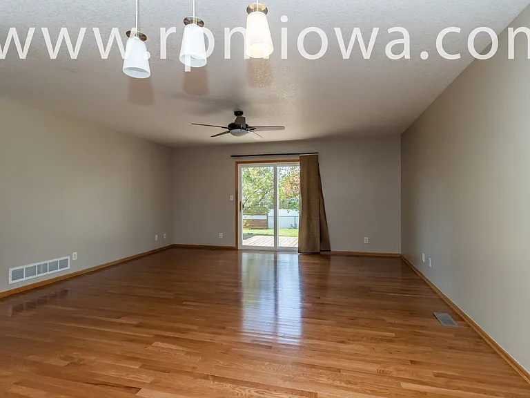 770 SE Harper Dr — Photo 4