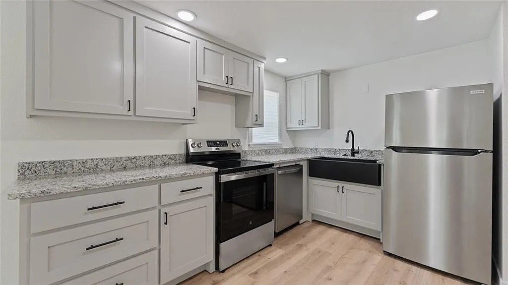3 bed, 2.0 bath, 912 sqft, $1,550 — Photo 2