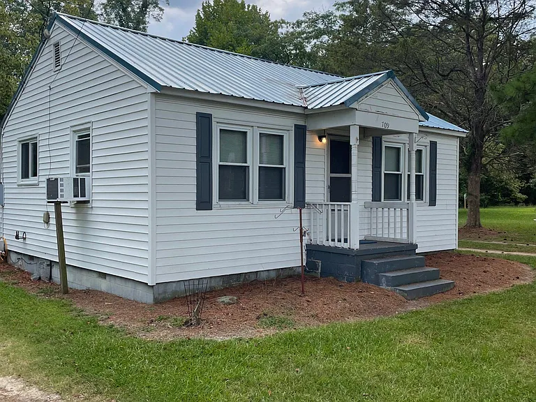 709 W Main St — Photo 1