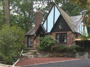 3 Crestwood Pl, Great Neck, NY 11024