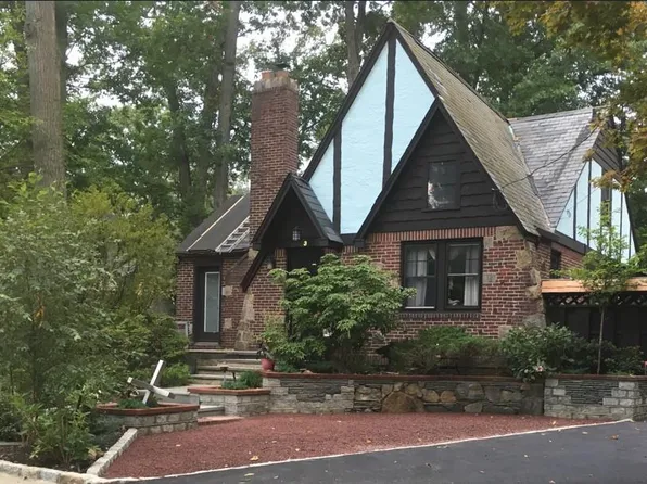 3 Crestwood Place, Great Neck, NY 11024