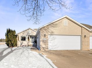 1221 Golfview Ct NW, Hutchinson, MN 55350