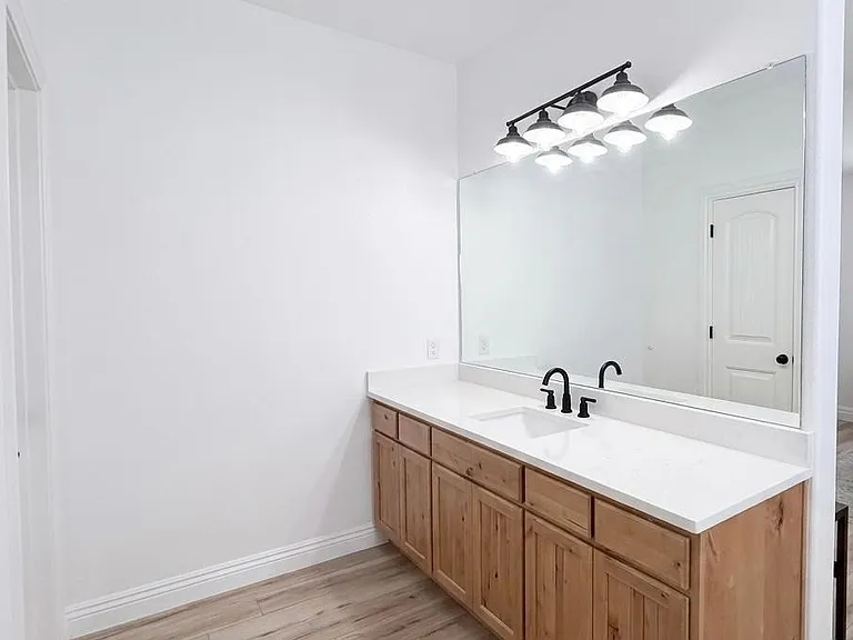 203A E Pecan St — Photo 8