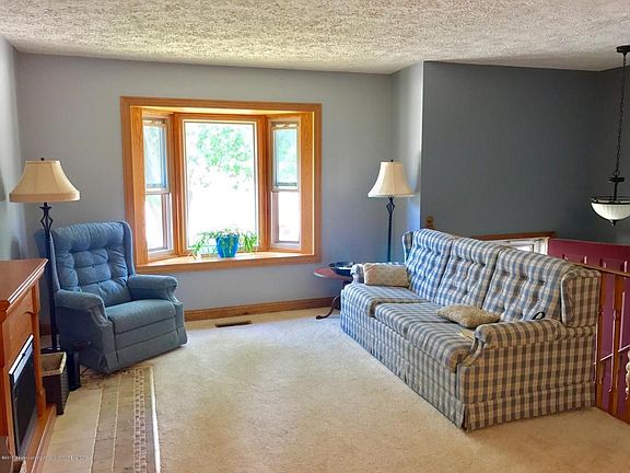 4th image of 4134 Chaucer Cir