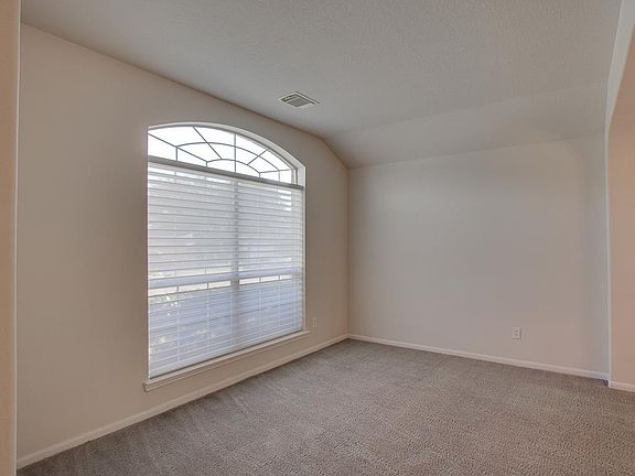 5th image of 1106 Wesley Dr