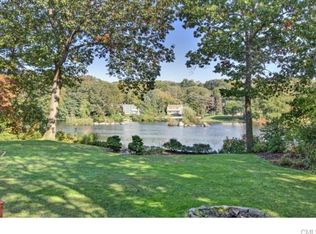 593 Winnepoge Dr, Fairfield, CT 06825